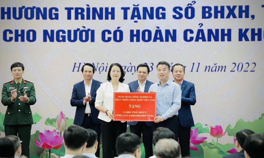 Phó Tổng Giám đốc Agribank Nguyễn Thị Phượng trao tặng tài trợ 1.451 sổ BHXH và 8.497 thẻ BHYT với tổng trị giá 5 tỉ đồng. Phó Tổng Giám đốc Agribank Nguyễn Thị Phượng trao tặng tài trợ 1.451 sổ BHXH và 8.497 thẻ BHYT với tổng trị giá 5 tỉ đồng.