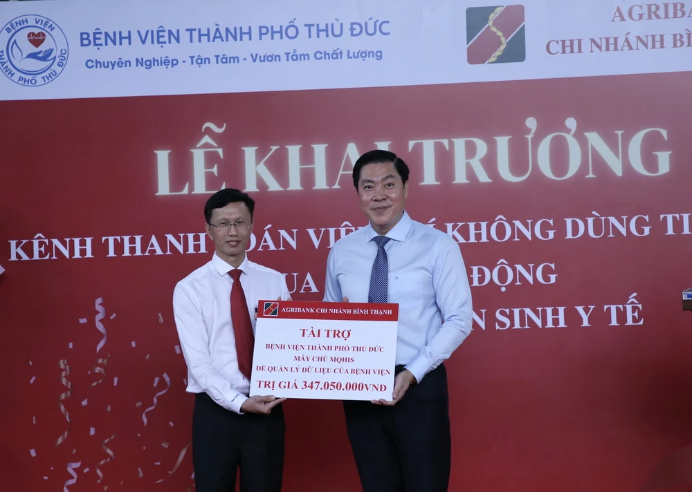 Ông Nguyễn Huy Hào – Phó Giám đốc phụ trách Agribank CN Bình Thạnh (trái) và TS.BS Vũ Trí Thanh – Phó Giám đốc Bệnh viện TP. Thủ Đức nhận tài trợ cho bệnh viện.
