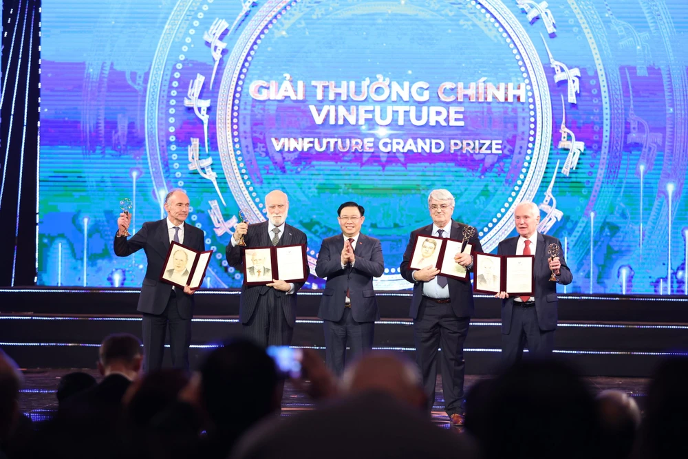 Giải thưởng chính của VinFuture (trị giá 3 triệu USD) đã được trao cho 5 nhà khoa học: Giáo sư Sir Tim Berners-Lee, Tiến sĩ Vinton Cerf, Tiến sĩ Emmanuel Desurvire, Tiến sĩ Robert Kahn và Giáo sư Sir David Payne vì những nghiên cứu đột phá về công nghệ mạng toàn cầu. Giải thưởng chính của VinFuture (trị giá 3 triệu USD) đã được trao cho 5 nhà khoa học: Giáo sư Sir Tim Berners-Lee, Tiến sĩ Vinton Cerf, Tiến sĩ Emmanuel Desurvire, Tiến sĩ Robert Kahn và Giáo sư Sir David Payne vì những nghiên cứu đột phá về công nghệ mạng toàn cầu.