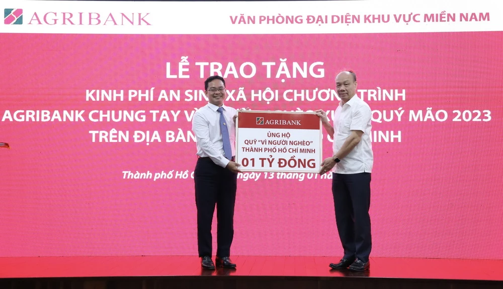 Ông Nguyễn Minh Trí (phải) - Thành viên Hội đồng thành viên Agribank, Trưởng Văn phòng đại diện khu vực miền Nam (phải) và ông Phạm Minh Tuấn - Phó Chủ tịch Uỷ ban MTTQ Việt Nam - TP.HCM trao nhận biểu trưng tài trợ an sinh xã hội trị giá 01 tỉ đồng.