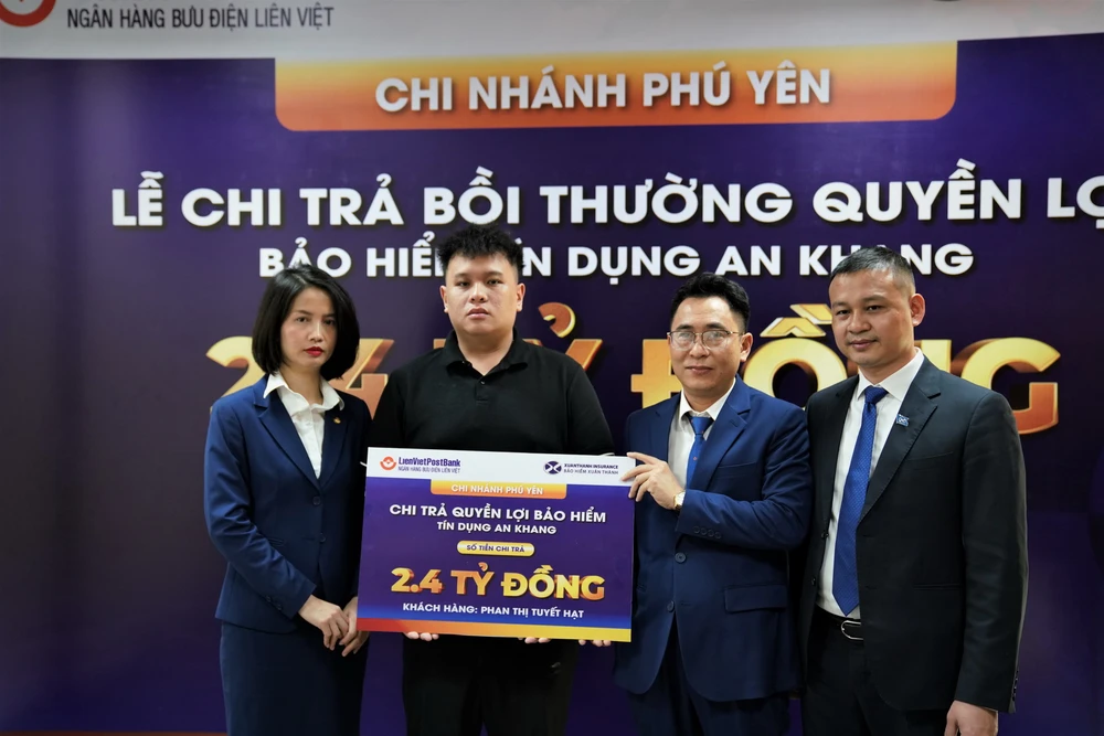 Đại diện gia đình khách hàng nhận số tiền 2,4 tỷ đồng bồi thường chi trả quyền lợi bảo hiểm tại LienVietPostBank Chi nhánh Phú Yên Đại diện gia đình khách hàng nhận số tiền 2,4 tỷ đồng bồi thường chi trả quyền lợi bảo hiểm tại LienVietPostBank Chi nhánh Phú Yên