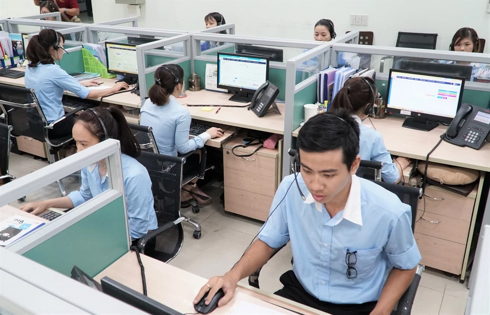 Bộ phận chăm sóc khách hàng EVNSPC ứng trực 24/7 để tiếp nhận, giải đáp và hỗ trợ xử lý các thắc mắc về điện của khách hàng. Bộ phận chăm sóc khách hàng EVNSPC ứng trực 24/7 để tiếp nhận, giải đáp và hỗ trợ xử lý các thắc mắc về điện của khách hàng.