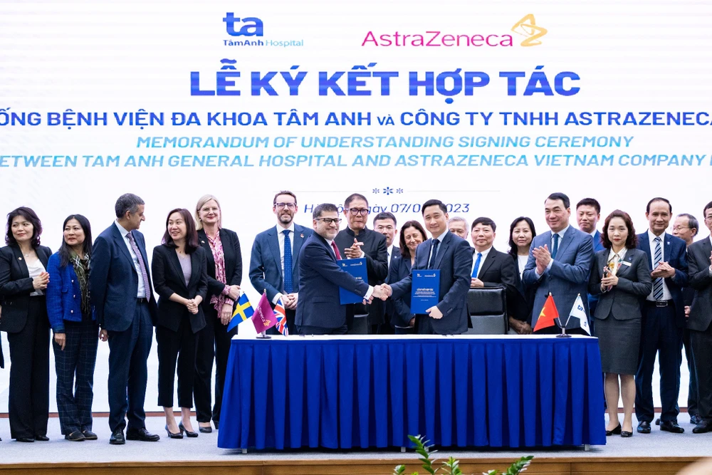 Đại diện Hệ thống BVĐK Tâm Anh và AstraZeneca Việt Nam tại buổi lễ ký kết. Ảnh BVĐK Tâm Anh.