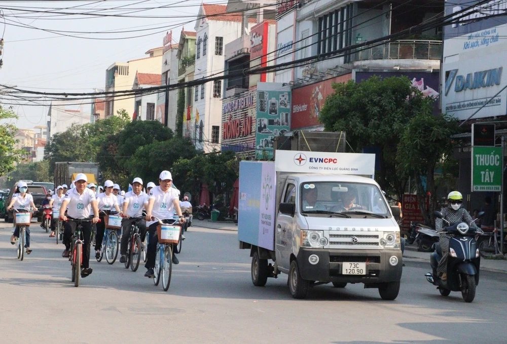 Đoàn viên thanh niên PC Quảng Bình diễu hành truyền tải thông điệp Giờ Trái đất.