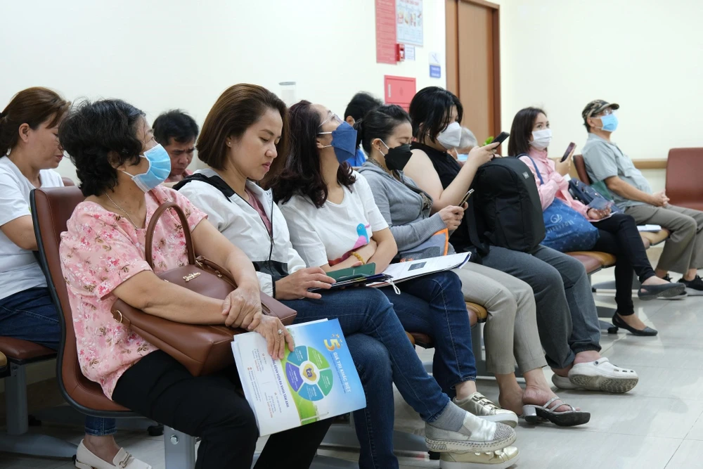 Chị em đến khoa Ngoại vú, Bệnh viện Đa khoa Tâm Anh TP.HCM khám vú miễn phí. Ảnh: BVCC