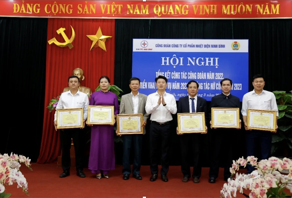 Ông Vũ Quốc Trung - Phó Bí thư Đảng uỷ, Phó Tổng Giám đốc Công ty trao Giấy khen của Công đoàn Tổng Công ty cho các tập thể và cá nhân