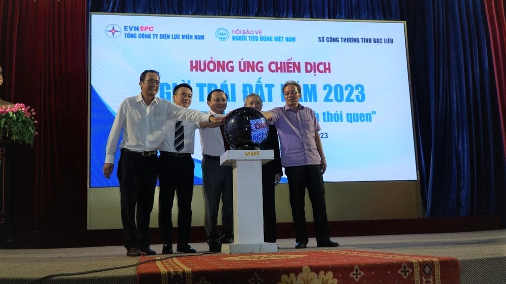 Đại biểu thực hiện nghi thức hưởng ứng chiến dịch Giờ Trái đất 2023 tại Bạc Liêu