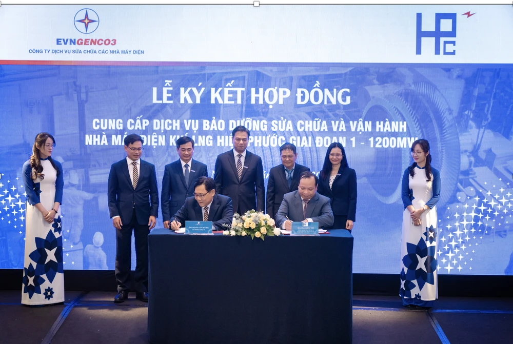 Ông Trương Văn Phương - Giám đốc Công ty EPS và ông Phạm Hồng Tiến - Tổng Giám đốc Công ty TNHH Điện lực Hiệp Phước ký kết hợp đồng