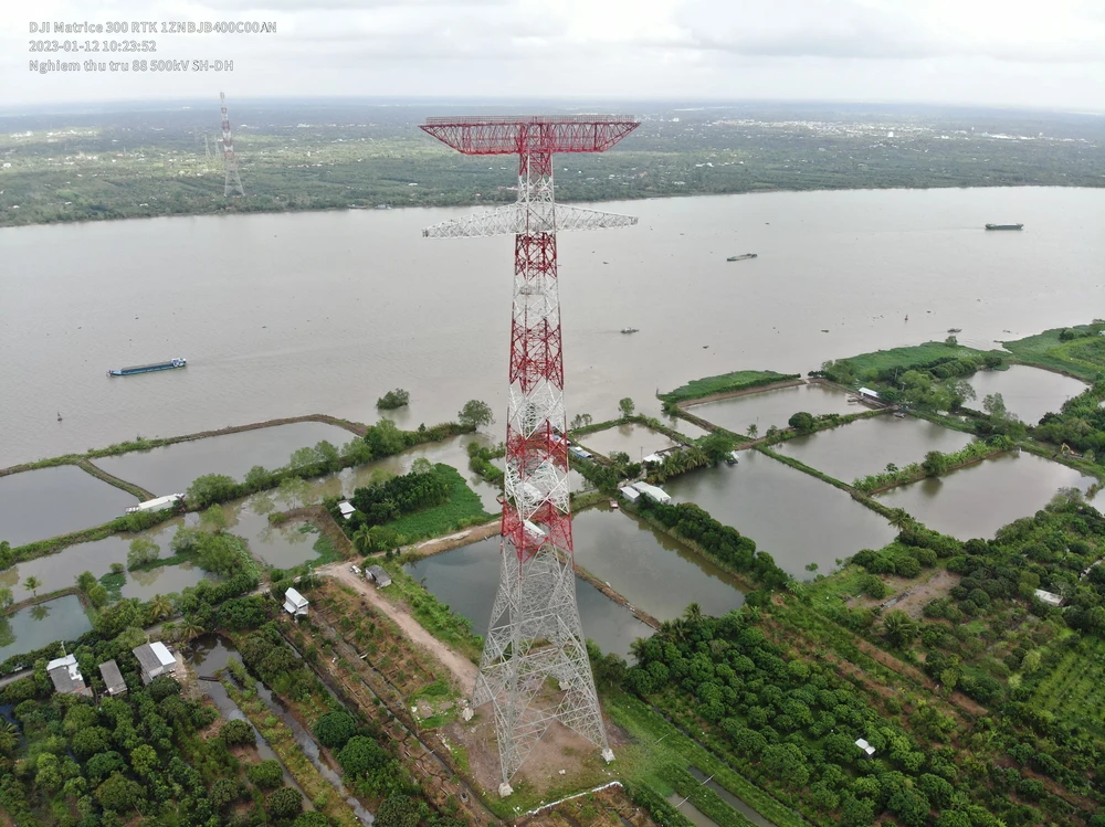 EVN ứng dụng flycam, UAV vào công tác nghiệm thu cột 88, đường dây 500 kV Sông Hậu - Đức Hòa (Giai đoạn 2). Ảnh: TĐ