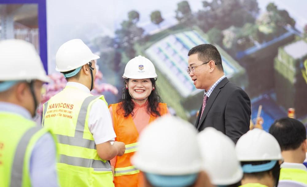 Đại diện Trường Victoria Nam Sài Gòn đón tiếp khách mời tại sự kiện. Ảnh: Victoria Saigon South School