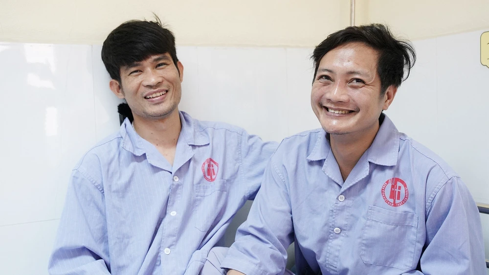 Niềm vui của thợ lò Bùi Tất Tuyên (phải) và Phạm Công Nhiên (trái) sau khi được giải cứu, sức khoẻ đã ổn định, bình thường.