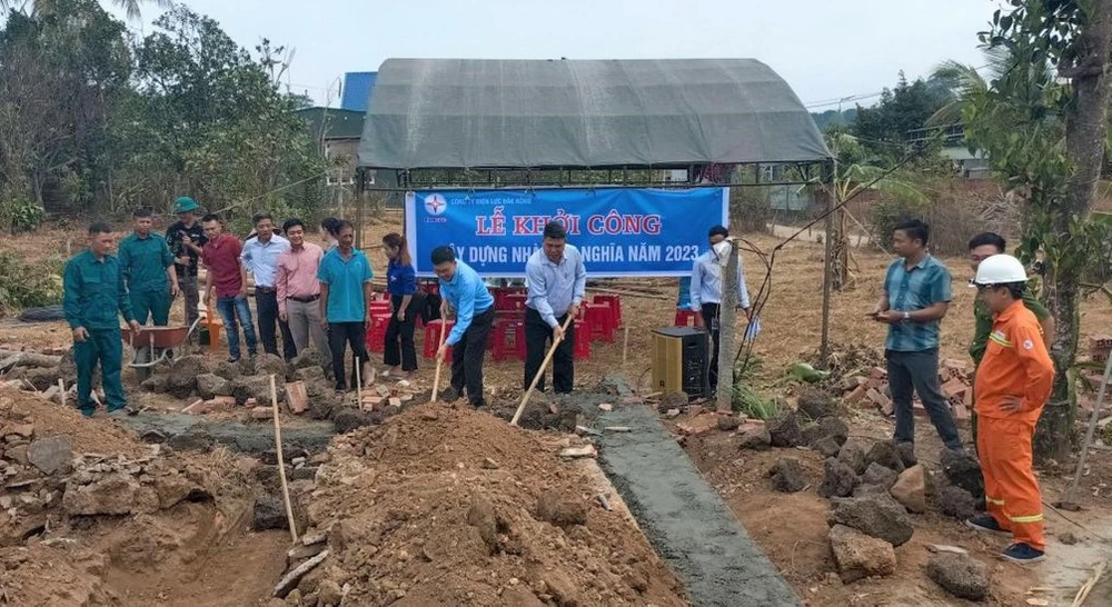 Các đại biểu tham gia lễ động thổ xây dựng nhà tình nghĩa. Ảnh: TA