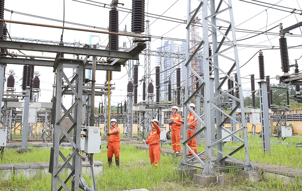 Các lực lượng phối hợp diễn tập khắc phục sự cố thiên tai.