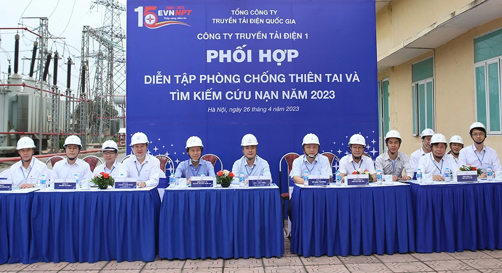 Lãnh đạo các đơn vị tham dự, chỉ huy buổi diễn tập.