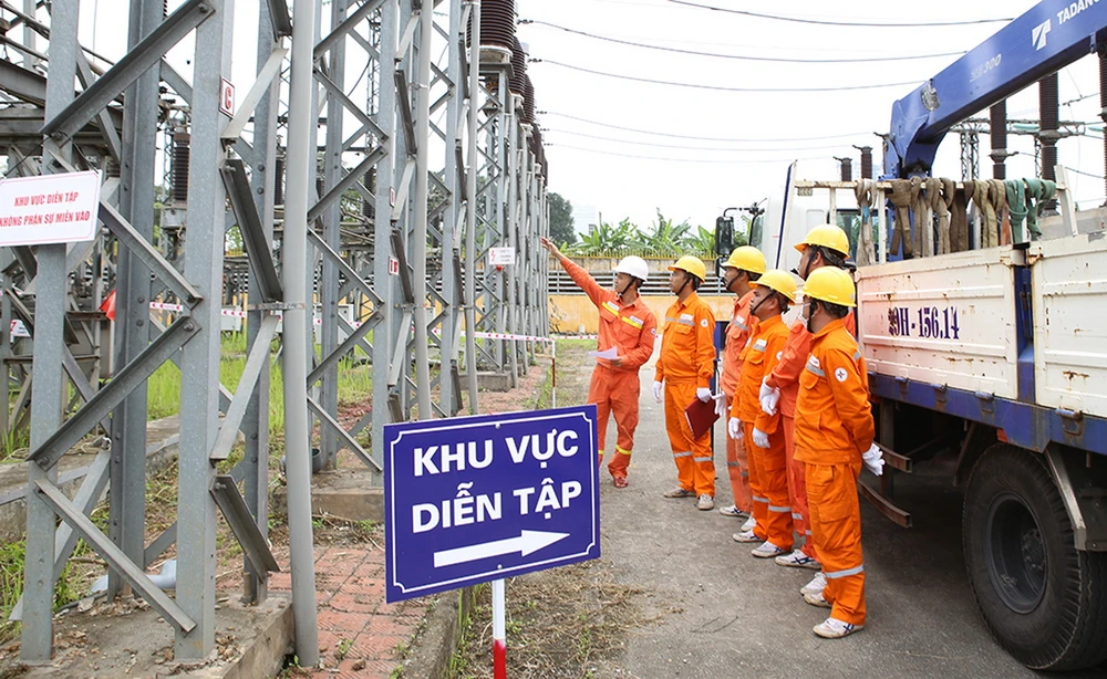 Công ty Lưới điện cao thế Hà Nội và Truyền tải điện Hà Nội diễn tập khắc phục sự cố lưới điện.