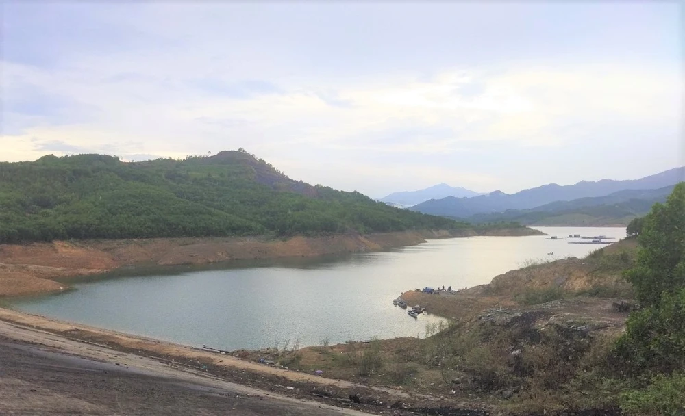 Nước hồ thủy điện Sông Tranh 2 ở mức thấp.