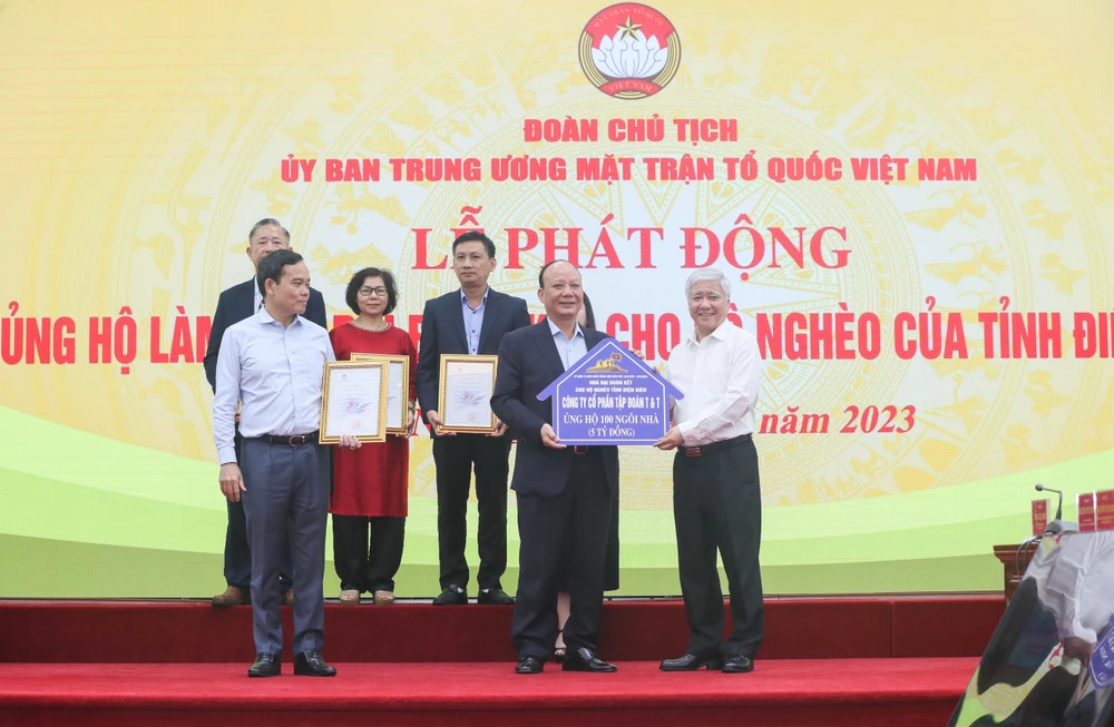Ông Nguyễn Tất Thắng (đứng giữa, hàng trên), Chủ tịch HĐQT Tập đoàn T&amp;T Group trao tặng ủng hộ 100 ngôi nhà (tương đương với 5 tỷ đồng) hỗ trợ cho hộ nghèo tỉnh Điện Biên.