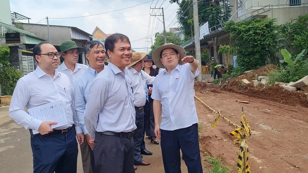 Ông Quản Minh Cường, Trưởng Đoàn đại biểu Quốc hội tỉnh Đồng Nai (bên phải ngoài cùng) khảo sát thực tế khu vực công xử lý nước thải của dự án.