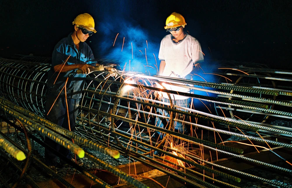 Nhiều doanh nghiệp sản xuất tại các tỉnh phía Nam thực hiện điều chỉnh phụ tải để đồng hành cùng ngành Điện tăng cường tiết kiệm điện.