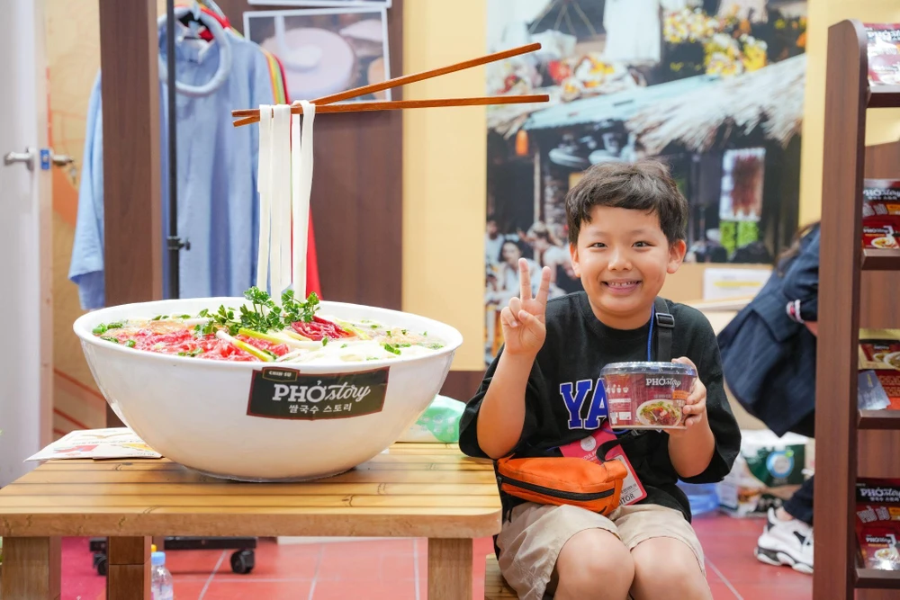 Góc Phở Story với tô phở khổng lồ thu hút đông đảo khách tham quan đến check-in, trải nghiệm