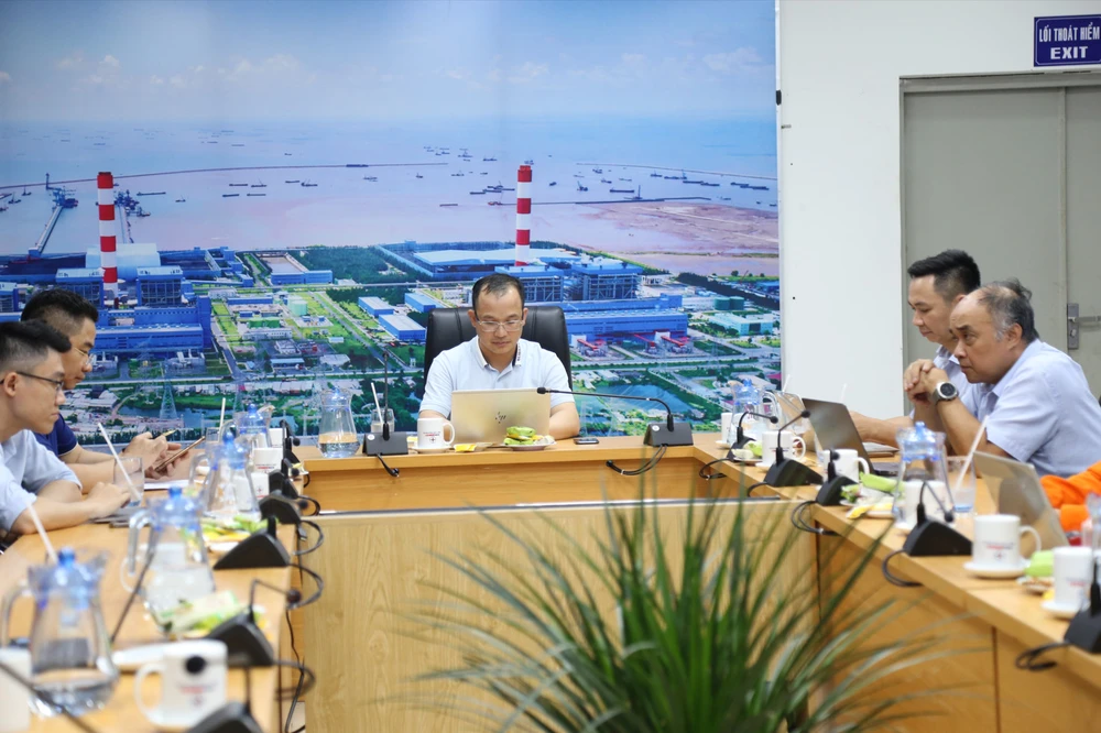 Ông Nguyễn Hữu Thịnh, Tổng giám đốc EVNGENCO1 trực tiếp đôn đốc công tác sản xuất điện tại Công ty Nhiệt điện Duyên Hải.