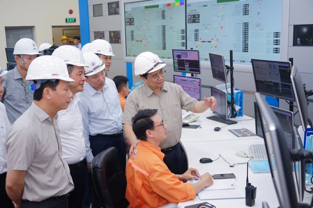 Thủ tướng Phạm Minh Chính và lãnh đạo bộ ngành kiểm tra hệ thống vận hành Nhà máy Nhiệt điện Quảng Ninh.