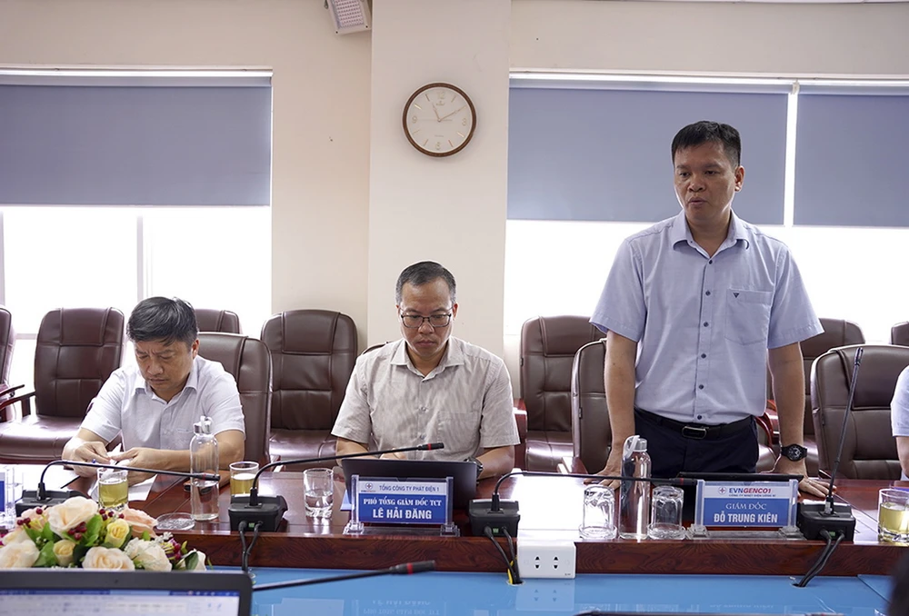 Ông Đỗ Trung Kiên, Giám đốc Công ty Nhiệt điện Uông Bí báo cáo tình hình vận hành sản xuất của công ty với đoàn công tác của Bộ Công Thương sáng ngày 23-6.