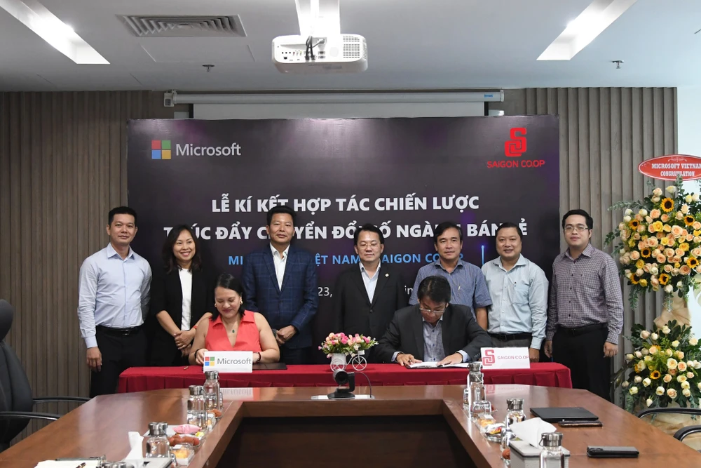 Lãnh đạo Saigon Co.op và Microsoft thực hiện nghi thức ký kết. Ảnh: PHƯƠNG THẢO