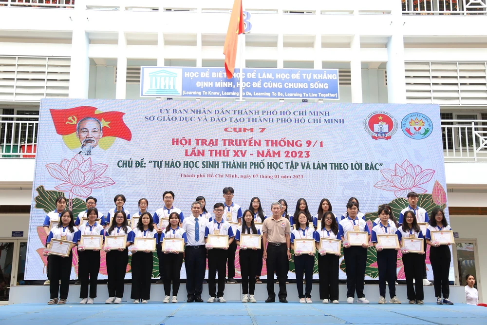 Trường ĐH Nguyễn Tất Thành là một trong những đơn vị tích cực luôn sát cánh và đồng hành cùng học sinh – sinh viên Quỹ học bổng Vừ A Dính và CLB Vì Hoàng Sa – Trường Sa thân yêu