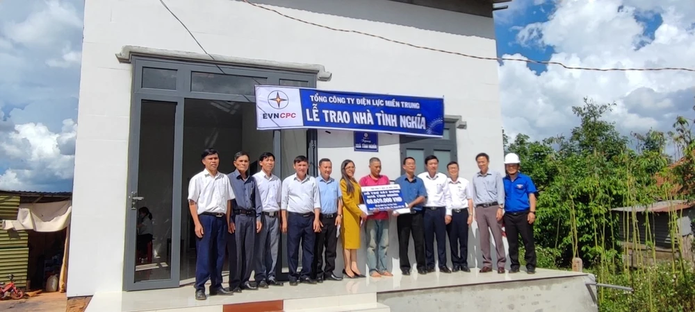 Lễ trao nhà tình nghĩa cho gia đình anh Lê Văn Tuấn. Ảnh: TA