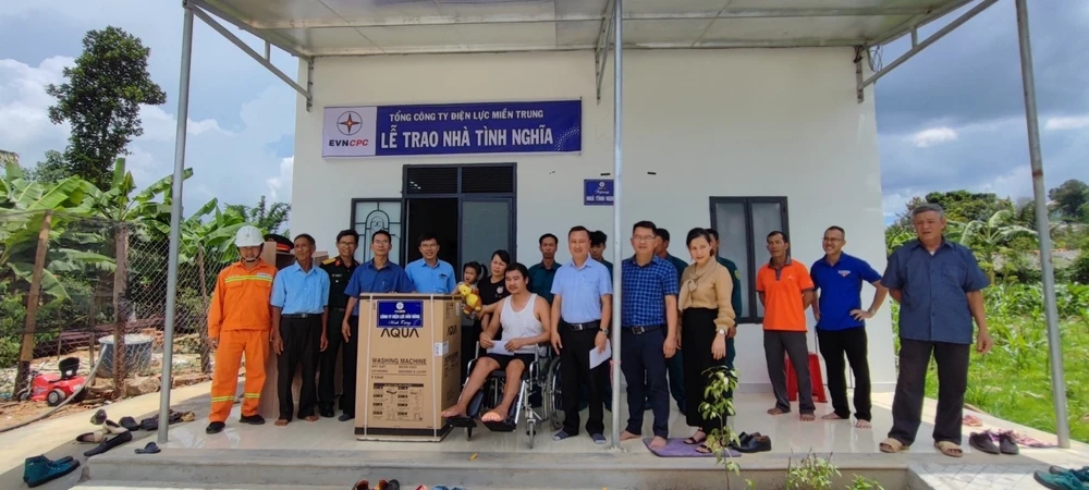 Lễ trao nhà tình nghĩa cho gia đình anh Trần Thanh Nghiệp. Ảnh: TA