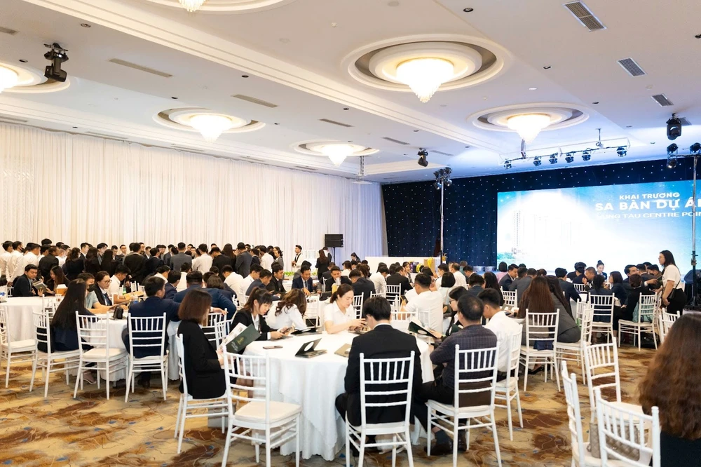 Sự kiện diễn ra với sự tham gia đông đảo của đội ngũ chuyên viên tư vấn và khách hàng.