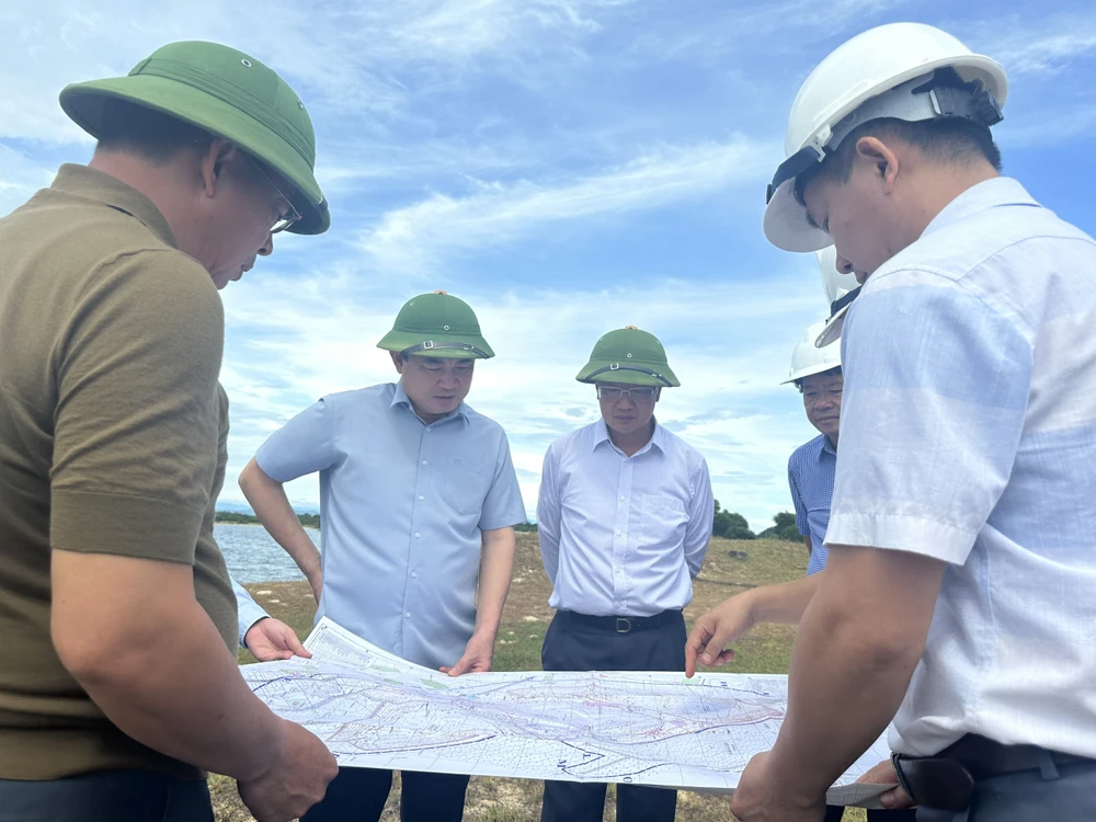 Lãnh đạo TKV khảo sát thực địa dự án mỏ sắt Thạch Khê.