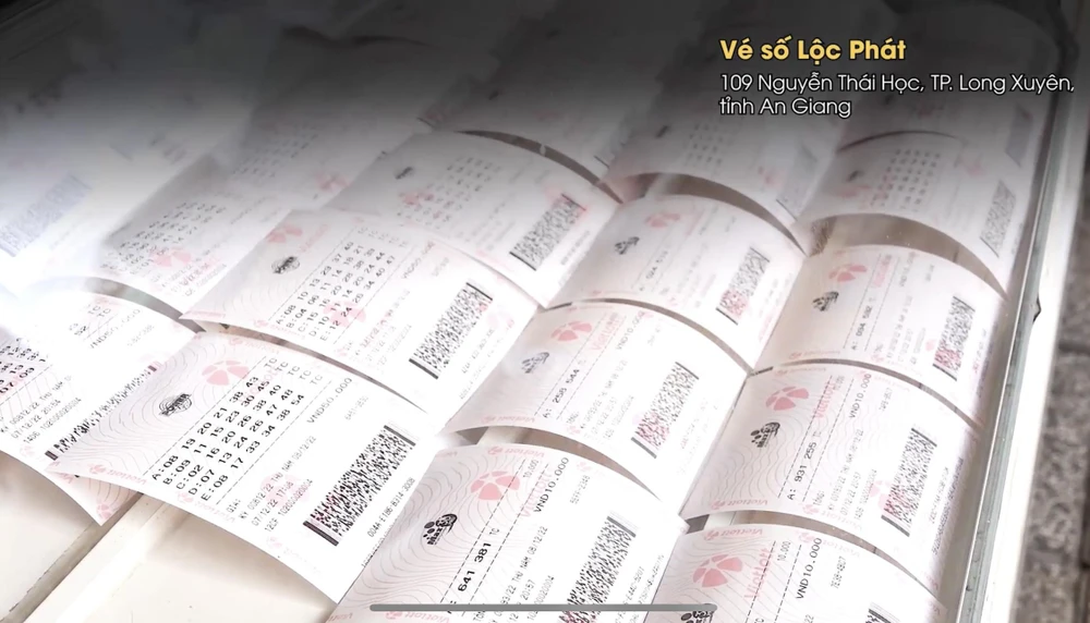 Anh Ngoan cũng trưng bày sẵn những vé máy tự chọn để khách hàng mua cầu may mắn.