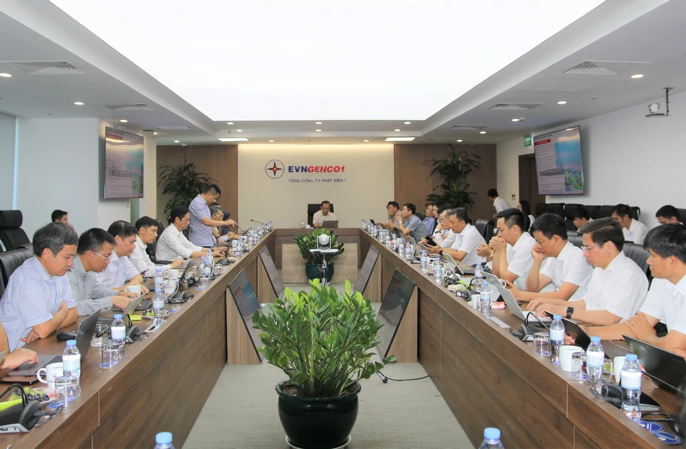 Ban lãnh đạo EVNGENCO1 nghe báo cáo về kết quả sản xuất kinh doanh 6 tháng đầu năm 2023.