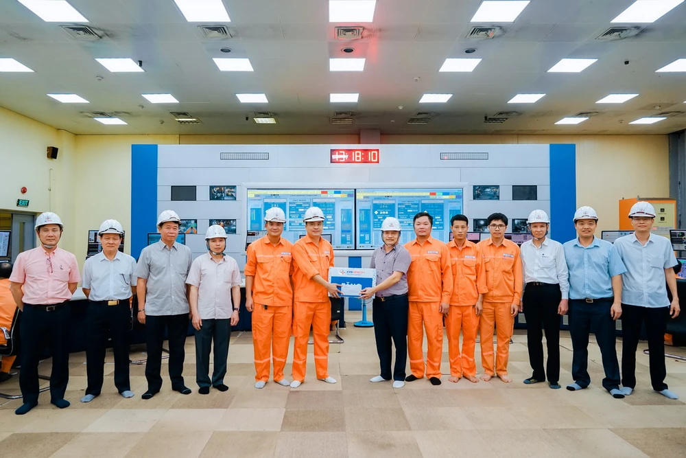 Lãnh đạo EVNGENCO1 thăm hỏi, động viên cán bộ, nhân viên tại Công ty cổ phần Nhiệt điện Quảng Ninh.