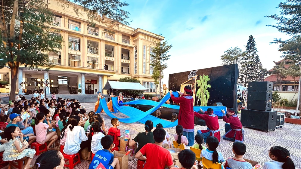 Hàng nghìn bạn nhỏ say sưa thưởng thức những màn biểu diễn sống động, hấp dẫn