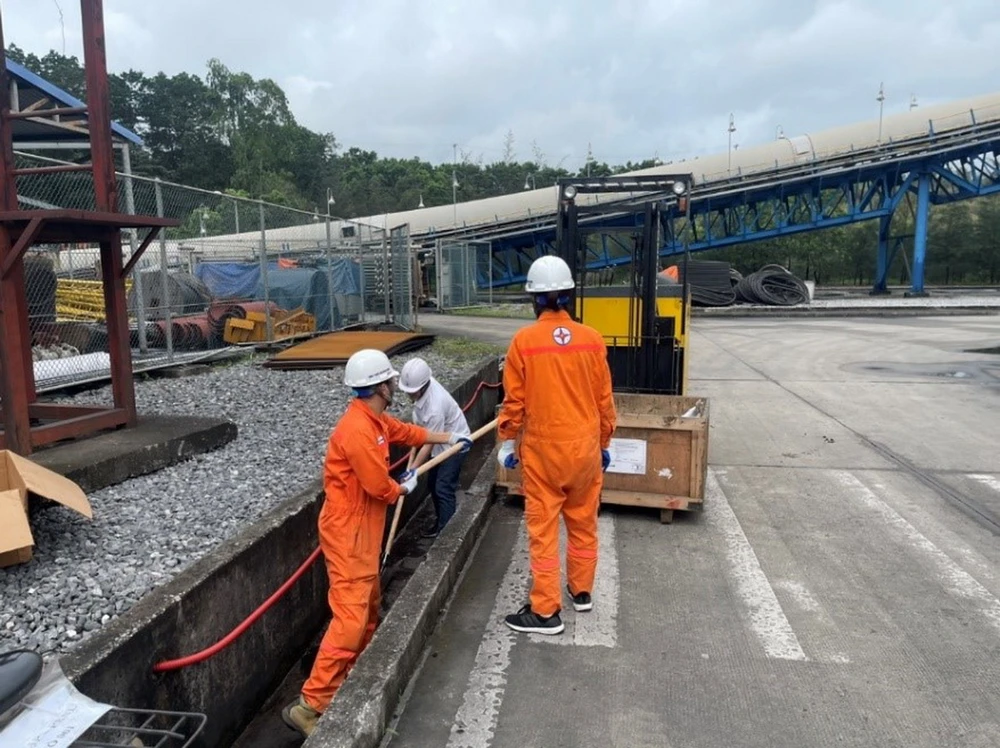 Người lao động công ty thực hiện nạo vét rãnh thoát nước trước mùa mưa bão