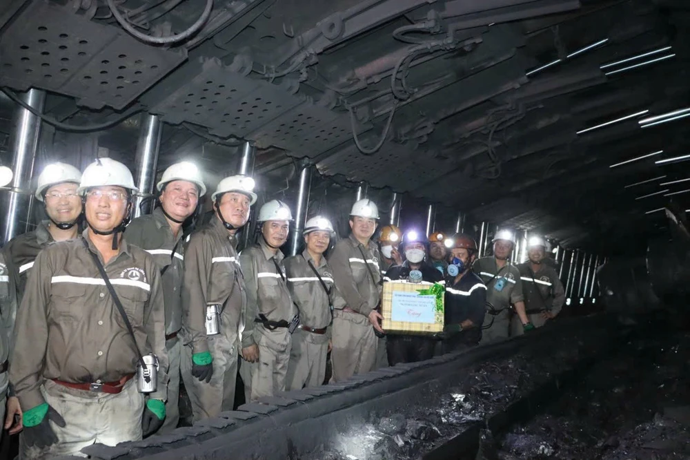 Ông Ngô Hoàng Ngân, Bí thư Đảng ủy, Chủ tịch HĐTV TKV tặng quà, động viên thợ lò.
