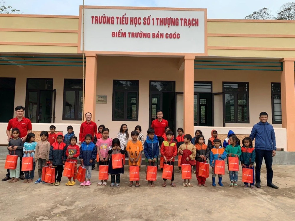 Đầu tư cho giáo dục là một trong những hoạt động an sinh xã hội trọng điểm của Vietlott Đầu tư cho giáo dục là một trong những hoạt động an sinh xã hội trọng điểm của Vietlott