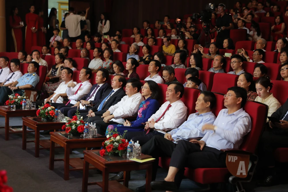 Các đại biểu tham dự trong chương trình