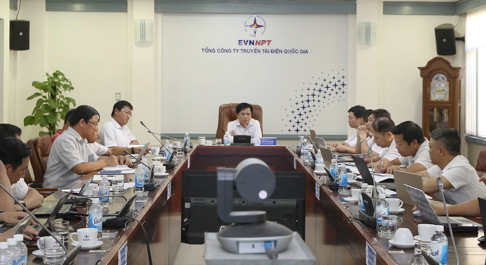 Phó Tổng giám đốc EVNNPT Trương Hữu Thành chủ trì cuộc họp rà soát tiến độ cụm dự án