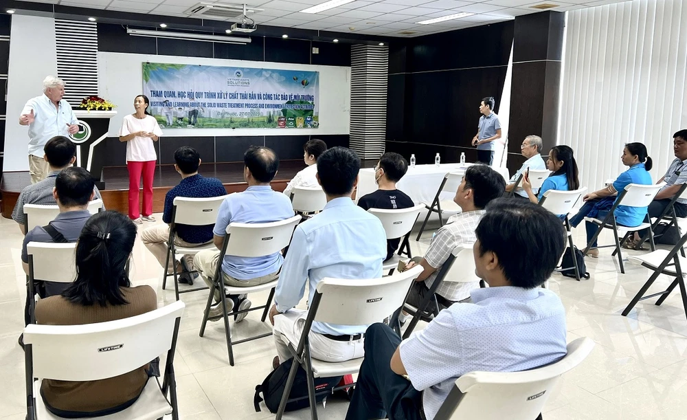 Ông Kevin Moore, Giám đốc Điều hành VWS giới thiệu công nghệ chôn lấp với đoàn bác sĩ chuyên khoa II.