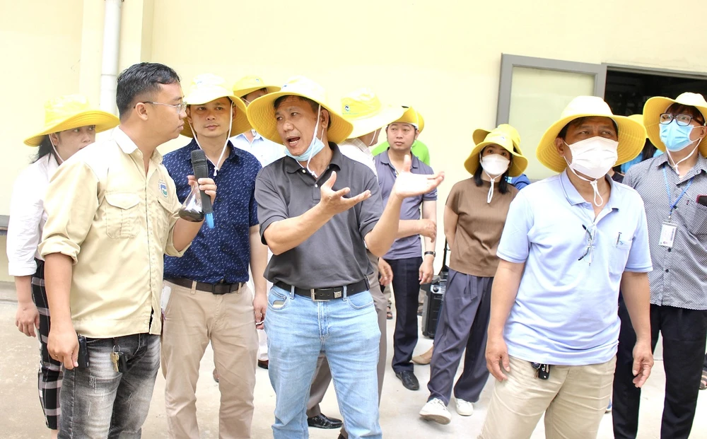 Các BS tìm hiểu quy trình xử lý nước thải tại Khu Liên hợp xử lý chất thải Đa Phước