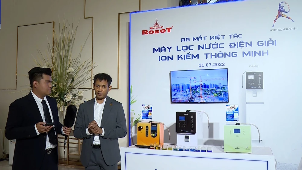 Ông Biswaroop chia sẻ công dụng của nước ion kiềm trong buổi ra mắt Máy lọc nước điện giải ROBOT, xem Tại Đây