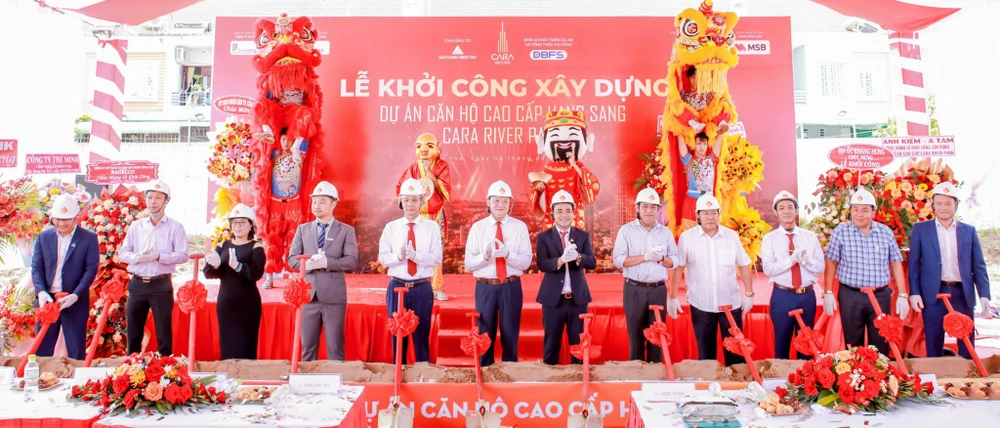 Các đại biểu thực hiện nghi thức khởi công dự án Căn hộ cao cấp hạng sang Cara River Park tại TP Cần Thơ.