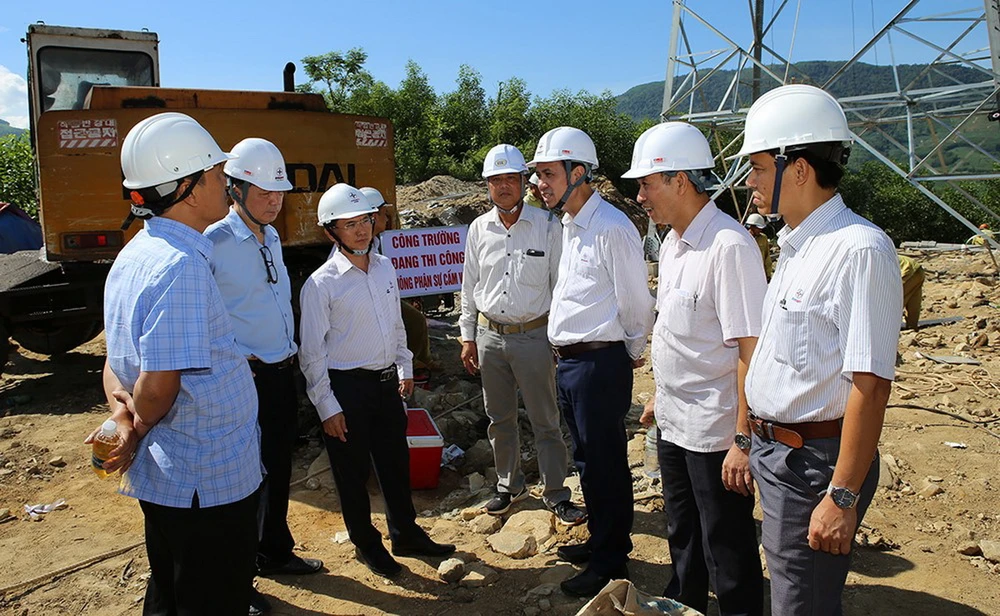 Phó Tổng giám đốc EVNNPT Bùi Văn Kiên (thứ 3 từ phải sang) kiểm tra công trường đường dây 500kV mạch 3 tháng 9-2020