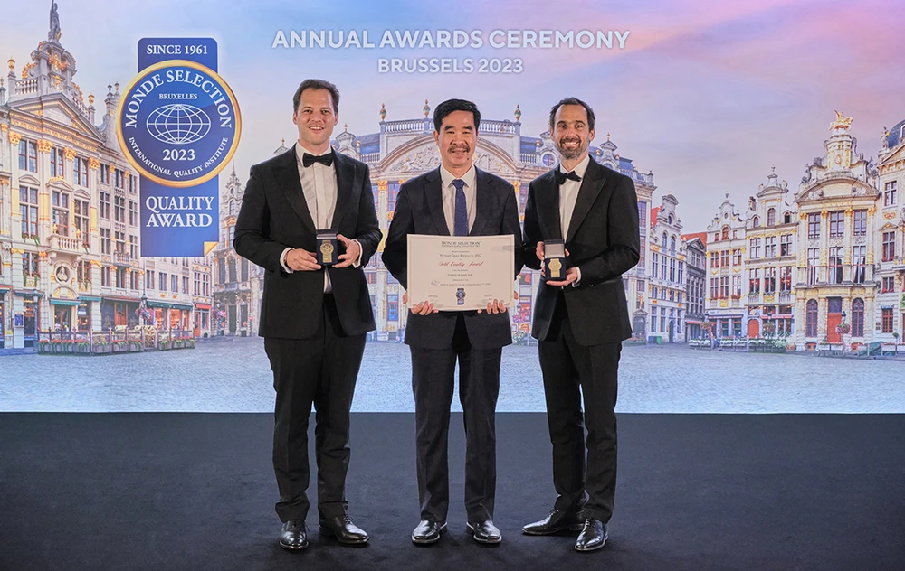 Ông Nguyễn Quốc Khánh, Giám đốc điều hành Nghiên cứu &amp; Phát triển đại diện Vinamilk, nhận 2 giải Vàng về Chất lượng từ tổ chức Monde Selection
