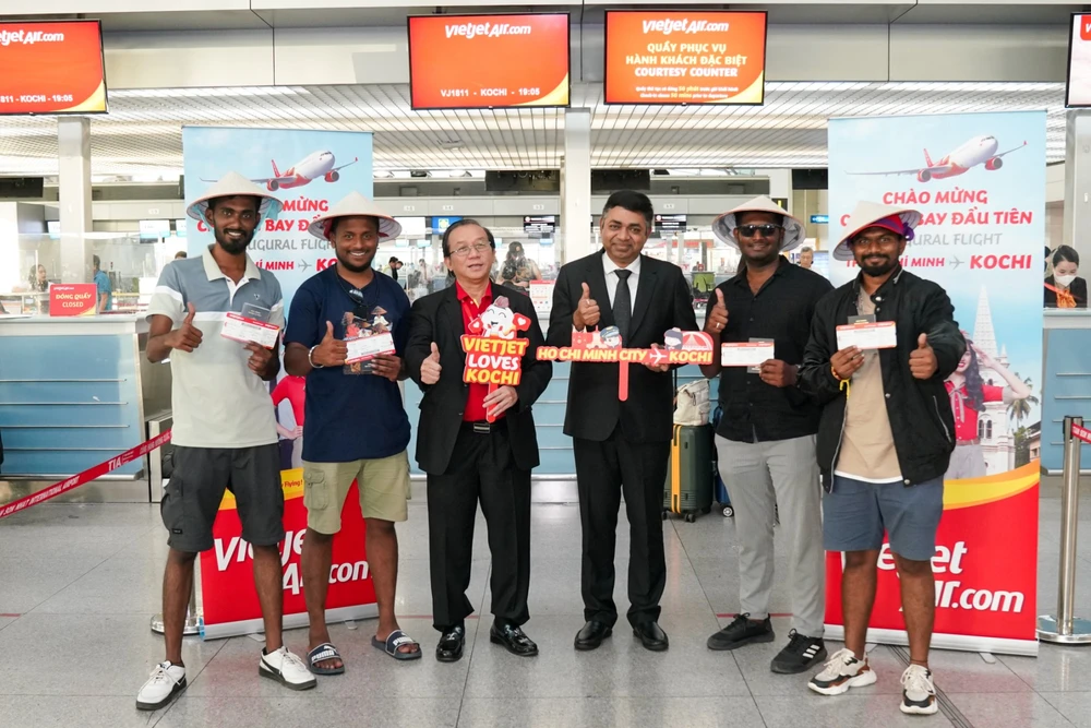 Ông Đỗ Xuân Quang - Phó Tổng giám đốc Vietjet (thứ 3 từ trái sang) và ông Madan Mohan Sethi - Tổng Lãnh sự Ấn Độ tại TP.HCM (thứ 4 từ trái sang) chào mừng các hành khách đầu tiên trên chuyến bay kết nối TP.HCM và Kochi (Ấn Độ) tại sân bay Tân Sơn Nhất