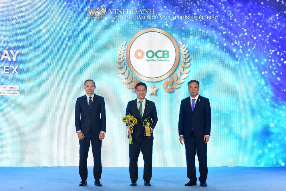 Đại diện Lãnh đạo OCB nhận giải thưởng đơn vị có Giải pháp tài chính cá nhân sáng tạo.